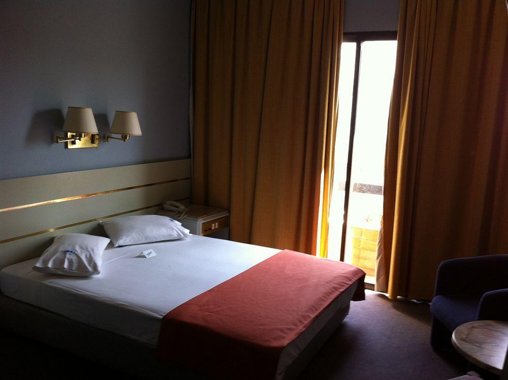 Hotel Mistral Пірей Екстер'єр фото